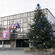  - Devant l’hôtel de Ville, un grand sapin s’élève pour la saison des fêtes de fin d’année.