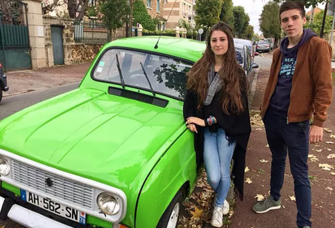 Tom et Zoé devant leur 4L © DR