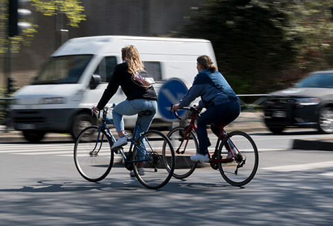 Voitures et vélos se croisant sur rue © Ville de Malakoff, Séverine
