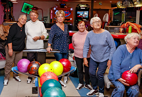 Bowling © Laurene Valroff