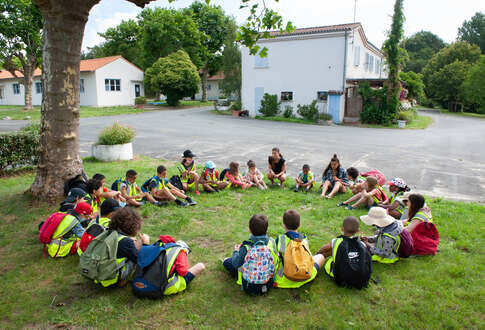 Vacanciers dans la cour du centre de vacances de la Tremblade © Xavier Curtat