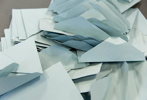 Enveloppes bleues © Ville de Malakoff, Séverine