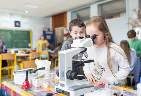 Ateliers scientifiques à l'école Paul-Bert © Alex Bonnemaison