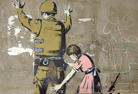 Fresque de Banksy : petite fille fouillant un militaire © P. Ryszawa