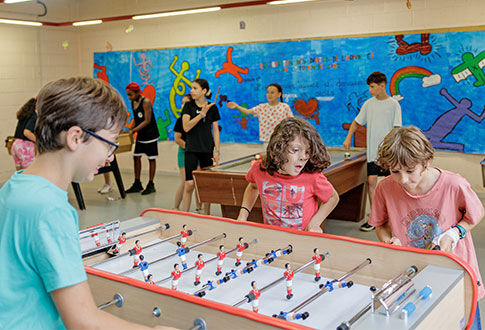 Activité Babyfoot au centre de loisirs Guy-Môquet © Alex Bonnemaison