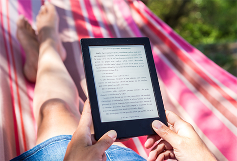 Lecture sur une tablette. Source : médiathèque Pablo-Neruda
