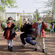 Deux enfants posant avec un animateur.