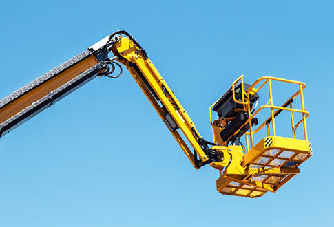 Grue sur fond de ciel bleu © 123rf