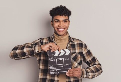 Illustration casting avec un jeune homme tenant un clap © 123RF
