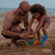  - dans l’eau, ou sur le sable pour la traditionnelle construction de châteaux.