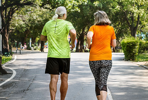 Un homme et une femme sportifs © Image de rawpixel.com sur Freepik