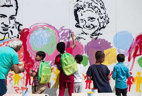 Enfants dessinant une fresque © Collectif Hyperfocal - DR