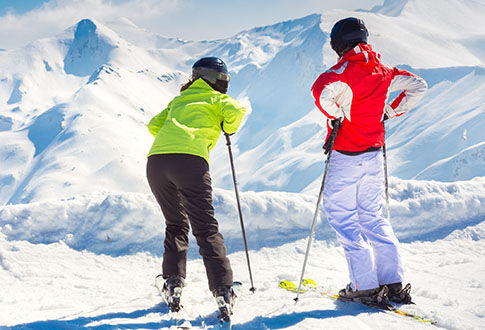 Deux skieurs © 123rf
