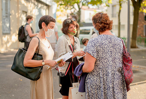 Bénédicte Ibos (à g.) discutant avec des habitants © Alex Bonnemaison