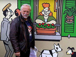 Frank Margerin posant devant sa fresque Chez Lucien © Emmeline Barré-Minos