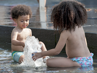 Enfants jouant sur la place © Ville de Malakoff, Séverine