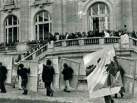 Le décrochage par les Malassis des toiles du Grand Méchoui, le 16 mai 1972, lors du vernissage de l'Exposition voulue par Georges Pompidou, "60-72 - Douze ans d'art contemporain en France"© Fleury Lucien, Musée de Dole