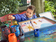 Enfant peignant un tableau © Nicolas Wietrich